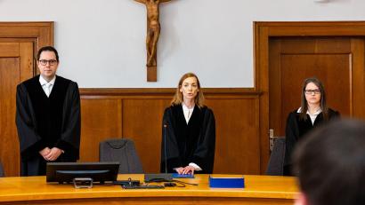 Bild: Laszlo Pinter/dpa
Die Vorsitzende Richterin (M) bei der Urteilsverkündung.