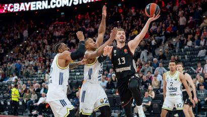 Bild: Helen Fiona/dpa
Andreas Obst zieht zum Korb.