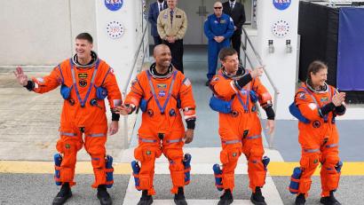 Bild: John Raoux/AP/dpa
Auf dem Weg zur Startrampe - Artemis II-Mission