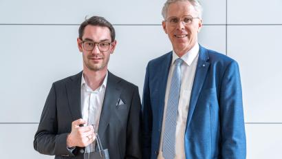 Bild: Anna-Maria Bayer
Amtschef Dr. Winfried Brechmnann (rechts) gratulierte Sebastian Rosnitschek im Justizministerium zu seinem Prüfungsergebnis.