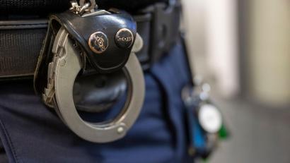 Bild: Peter Kneffel/dpa
Der Mann sitzt inzwischen in Untersuchungshaft. (Symbolbild)