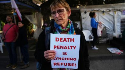 Bild: Mahmoud Illean/AP/dpa
International erntete die israelische Regierung viel Kritik für das Vorhaben.