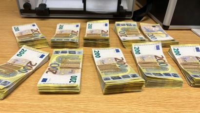 Bild: -/Hauptzollamt Schweinfurt/dpa
Der Mann wird nun der Geldwäsche verdächtigt.