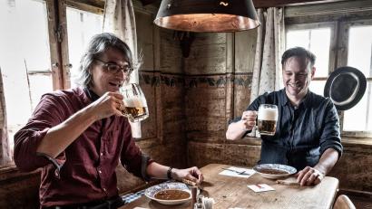 Bild: Phil Höcketstaller/exb
"Zwei Gulasch und zwei Seidl Bier" – so heißt das Programm von Phil Höcketstaller und Sebastian Schlagenhaufer.