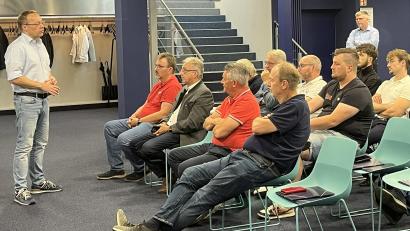 Bild: Karoline Gajeck-Scheuck
Energieberater Thomas Großer (links) informiert über Wärmepumpen.