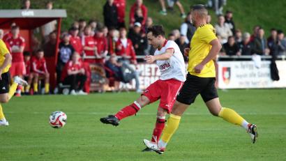 Archivbild: Dieter Jäschke
Florian Träger, Ex-Grafenwöhrer in Diensten der SpVgg Trabitz, zieht ab: Im Hinspiel holte die SV Grafenwöhr ein 0:0 beim ehrgeizigen Aufsteiger. Am Ostermontag folgt das "Rückspiel" mit Heimrecht für die SVG.