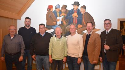 Bild: bnr
Für sechs Mitglieder des Gemeinderates endet zum Monatsende ihr Mandat im Stullner Rathaus. Von rechts: Bürgermeister Hans Prechtl, Gregor Bodensteiner, Thomas Rohrwild, Josef Nachtmann, Alexander Schießl, Thomas Koller, Hubert Obermeier.