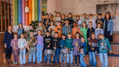 Bild: Daniel Kellner
Die erste Bläserklasse, die durch die Kooperation der Blaskapelle St.-Georg-Rieden mit der Grundschule Rieden entstanden ist: Geleitet wird sie von Sophie Rüth (l.), mit im Bild Schulleiterin Christine Kölbl (r.).