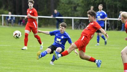 Bild: Hubert Ziegler
Daniel Dehling (links) vom FC Edelsfeld kann in dieser Szene den Ball gerade noch vor Yannick Hutzler (rechts) vom TSV Königstein abspielen. Im Hinrundenspiel siegte der TSV Königstein mit 1:0 in Edelsfeld, der FC würde diesmal gerne den Spieß umdrehen.