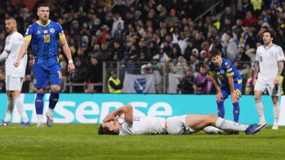 Bild: Fabio Ferrari/LaPresse/AP/dpa
Italiens Fußball liegt nach dem Playoff-Aus am Boden - so wie hier Pio Esposito.