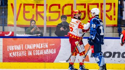 Bild: Tobias Neubert
Travis Turnbull schnappt sich den Weidener Alex-Olivier Voyer während die Kaufbeurer Fans im Hintergrund ihrem Frust mit einem Banner freien Lauf lassen. Am Ende drehen die Joker eine verloren geglaubte Partie noch und erkämpfen sich ein weiteres Spiel in der Serie.