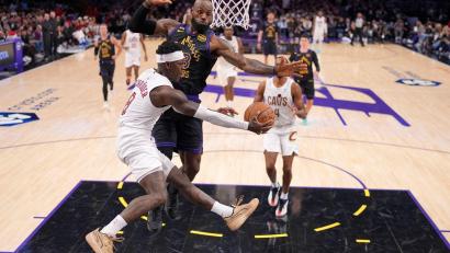 Bild: Mark J. Terrill/AP/dpa
Dennis Schröder (links) hatte einen guten Start, baute dann aber ab gegen die Lakers.