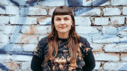 Bild: Ina Lebedjew/exb
Susanne Siegert stellt in Weiden ihr Buch "Gedenken neu denken" vor.