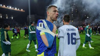 Bild: Armin Durgut/AP/dpa
Edin Dzeko wurde direkt verarztet.