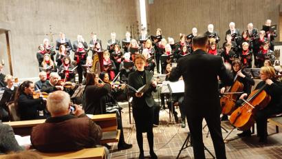 Bild: fpoz
Sie war die Idealbesetzung für Rutters Solopart: die Sopranistin Victoria Sommerer beim Konzert in Waldershof