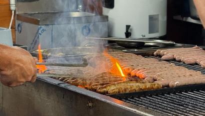 Archivbild: Stephan Huber
Die Bratwürste am Annabergfest lassen nicht nur Einheimischen, sondern auch Besuchern aus der Partnerstadt Eschweiler das Wasser im Mund zusammenlaufen. Manche davon essen dann sogar fünf Tage am Stück Würste mit Kraut.