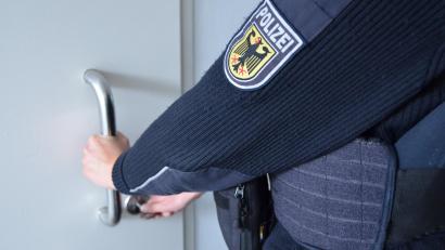 Symbolbild: Bundespolizei
Ein Mann erkundigt sich bei der Bundespolizei nach einem Haftbefehl gegen ihn.