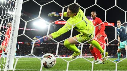 Bild: Tom Weller/dpa
Tor nach einer Ecke: Der Schweizer Torwart Gregor Kobel kann den Kopfball von Jonathan Tah nicht halten. (Archivbild)