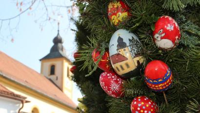 Archivbild: upl
Zahlreiche Vereine und Gruppen im Landkreis Amberg-Sulzbach schmücken in der Zeit vor Ostern ihre Dorfbrunnen mit Eiern und Girlanden.