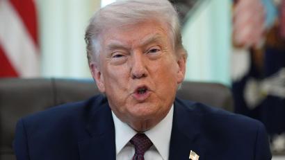 Bild: Alex Brandon
US-Präsident Donald Trump spricht im Oval Office des Weißen Hauses, bevor er in Washington eine Durchführungsverordnung unterzeichnet. (zu dpa: «Trump erwartet Ende der Angriffe im Iran in wenigen Wochen»)