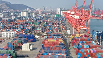 Bild: Wang Jianmin/XinHua/dpa
Durch den Iran-Krieg steigen die Energie-Preise. Das belastet auch Exporteure in China. (Archivbild)