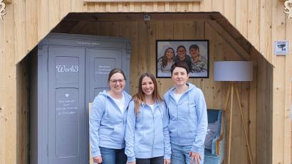 Bild: ald
Von links: Mareike, Lea und Manuela schaffen mit ihrem Projekt eine gemütliche Wohnzimmer-Atmosphäre in Kaimling.