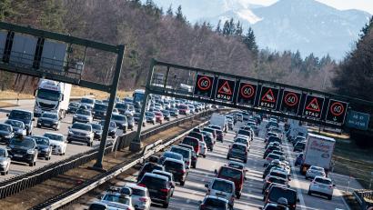 Bild: Matthias Balk/dpa
Die A8 München - Salzburg ist eine der stauträchtigsten deutschen Autobahnen. Das Osterwochenende wird aller Voraussicht nach keine Ausnahme sein. (Archiv)