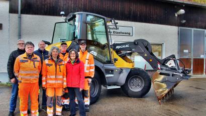 Bild: ds
Von Geschäftsführer Thomas Gaebelein (links) und Service-Leiter Reinhard Mederer (Dritter von links) ließen sich (von links) Reiner Steger, Regina Kliem, Peter Winkler, 2. Bürgermeisterin Lydia Zahner und Jonas Spiller den neuen Radlader erklären.