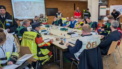 Bild: Kreisbrandinspektion Landkreis Schwandorf/ Pressestelle SBI Klaus Brunner
Besprechung innerhalb der Unterstützungsgruppe örtliche Einsatzleitung durch den Feuerwehreinsatzleiter.