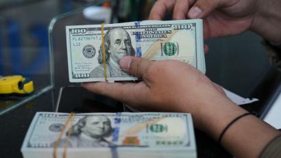 Bild: Tatan Syuflana/AP/dpa
Jugendliche haben in der russischen Hauptstadt Moskau eine Damenhandtasche mit 88.000 Dollar Bargeld gefunden. (Symbolbild)