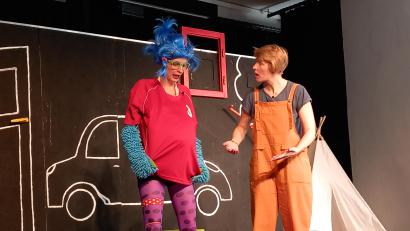 Archivbild: hka
Das Schulkind Mola (Anita Kinscher, rechts) holt sich Rat bei ihrem Bauchgefühl (Judith Gleixner) im Präventionstheater "Fühl mal".