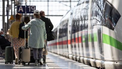 Bild: Hannes Albert/dpa
Die Deutsche Bahn rechnet über Ostern mit hoher Nachfrage, insbesondere im Fernverkehr. (Archivbild)