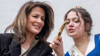 Bild: Peter Kneffel/dpa
Michaela Kaniber, (l, CSU) Staatsministerin für Ernährung, Landwirtschaft und Forsten, und Franziska Schweiger, amtierende Spargelkönigin 2025/2026, eröffnen auf dem Viktualienmarkt die Spargelsaison.