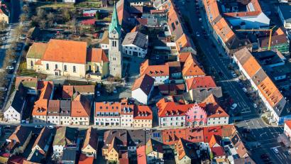 Luftbild: mür
Die Stadtmitte von Erbendorf von oben: Es kommt nicht oft vor, dass ein Stadtrat einem Bürgermeister die Entlastung verweigert - in der Steinwaldstadt war aber genau das kürzlich der Fall.