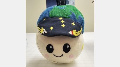 Bild: -/Nasa/dpa
Das Schwerelosigkeits-Maskottchen "Rise" begleitet die Mission "Artemis 2".