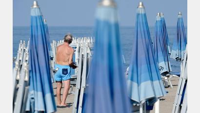 Bild: Mauro Scrobogna/LaPresse via ZUMA Press/dpa
Nach fast einem halben Jahrhundert musste ein italienisches Rentnerpaar seinen Stammplatz am Meer räumen. (Illustration)