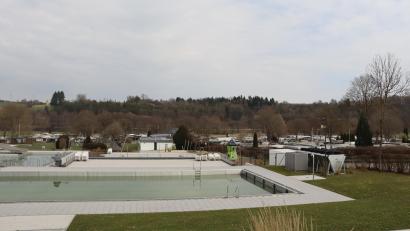 Bild: mrr
Noch herrscht Winterruhe im Riedener Freibad. Im HIntergrund ist der Campingplatz zu sehen. Währen die EIntrittspreise fürs Freibad nicht erhöht werden, hebt sich die Jahresgebühr für Dauercamper um 100 Euro auf 1090 Euro.