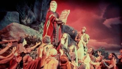 Bild: -/Paramount Pictures/ARD/dpa
Moses (Charlton Heston) im Filmklassiker „Die zehn Gebote“ (Karfreitag im Ersten der ARD zu sehen).