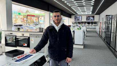 Bild: Stefanie Tretter
Ahmed Albasha in seinem Laden "A+ Haus Geräte" in Amberg. Er verbindet Verkauf mit Reparatur und persönlicher Beratung.