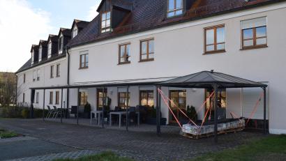 Bild: bnr
Die überdachte Terrasse im Garten des St.-Johannis-Stift wird von den Heimbewohnern gerne aufgesucht.