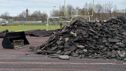 Bild: Stephan Huber
Am Anfang der Woche rückten im Stadion am Schanzl in Amberg die Baufahrzeuge an. Die Leichtathletikanlage muss komplett erneuert werden, die Tartanbahn wird gerade ausgebaut.