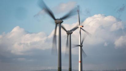 Symbolbild: Frank Rumpenhorst/dpa
Windräder drehen sich auf einer Anhöhe. In Schirmitz lehnt der Gemeinderat derzeit solche Anlagen auf gemeindeeigenen Flächen ab.