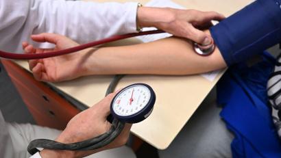 Bild: Bernd Weißbrod/dpa
Fast die Hälfte der Gesundheitsausgaben entfiel 2024 auf ambulante Einrichtungen wie Arztpraxen. (Symbolbild)