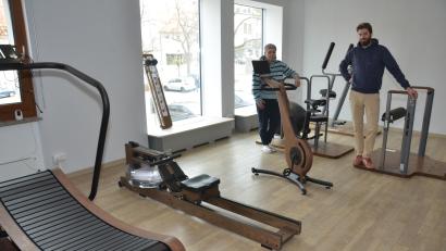 Bild: dob
Im ehemaligen Raiffeisenbankgebäude ergeben sich für Physiotherapeut Fabian Voit neue Möglichkeiten. Sabine Voit (links) hat das Unternehmen nun an ihren Sohn übergeben, wird ihn aber weiterhin unterstützen.