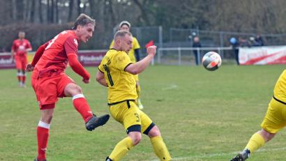 Archivbild: Gebert
Der TSV Waldershof (links Felix Fux, Szene vom 3:2-Sieg gegen Schauenstein) trifft am Osterwochenende auf Mistelgau und Altenplos.