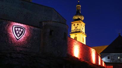 Archivbild: Bernd Müller
Vor allem in der dunklen Jahreszeit erzeugt die Beleuchtung ein stimmungsvolles Ambiente – hier Marienkirche und Stadtmauer von der Schanze aus. Im Sommer jedoch bleibt es so lange hell, dass die Beleuchtung kaum Nutzen hätte.