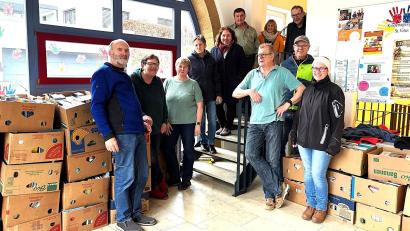 Bild: Norbert Weis
Ein Teil der mit Büchern gefüllten 60 Bananenkisten steht im Eingangsbereich der Kindertagesstätte St. Vitus zum Abholen bereit. Die Helferinnen und Helfer der Ausräumaktion um Büchereileiterin Angelika Fromm (Dritte von links) packten die Bücher zusammen.