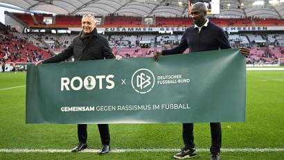 Bild: Marijan Murat/dpa
DFB-Präsident Bernd Neuendorf (l) freut sich über die Zusammenarbeit mit dem früheren Bundesliga-Spieler Otto Addo. (Archivbild)