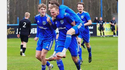 Bild: war
Kann der SV Etzenricht beim Doppelstart über das Wochenende wieder jubeln? Beim letzten Heimspiel verwandelte Noah Scheler nervenstark in Minute 97 einen Elfer zum Ausgleich und wurde von seinen Stürmerkollegen entsprechend gefeiert.