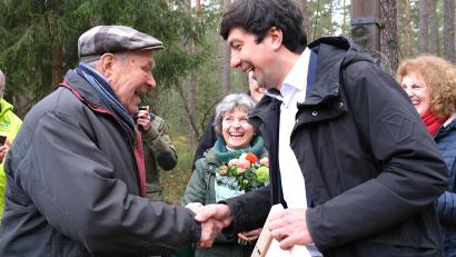 Bild: Hirsch
Der Landesvorsitzende des Bunds Naturschutz, Martin Geilhufe (rechts), verlieh einem sichtlich erfreuten Altlandrat Hans Schuierer (links) die Bayerische Naturschutzmedaille.